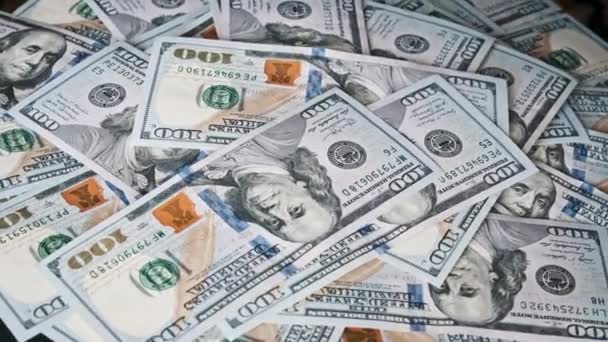 Amerikan Doları Yakın Plan Çekimde Dönen Bir Yığın Doların Üzerine — Stok video
