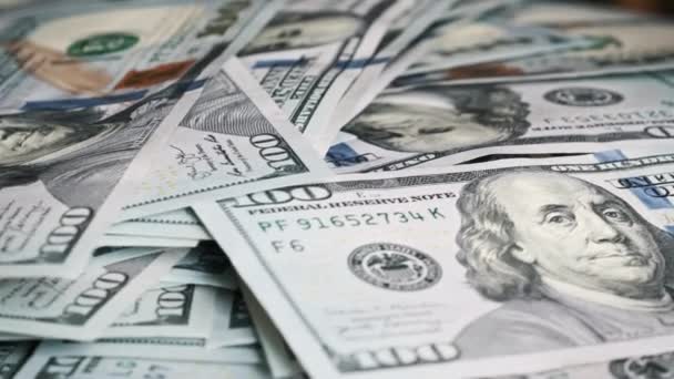 Banconote 100 Dollari Cadono Una Pila Rotante Dollari Primo Piano — Video Stock