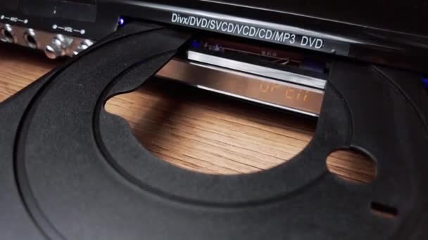 Dvd Cdプレーヤーにコンパクトディスクをロードする 男性の手はCdプレーヤーのトレイのクローズアップにCdをロードします レーザー光学情報記憶媒体に記録された音楽 またはデータ コンパクトディスクの読み込み — ストック動画