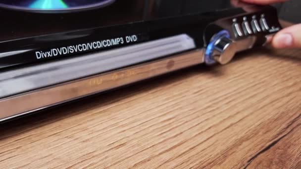 Disco Compacto Inserta Reproductor Dvd Mano Masculina Carga Primer Plano — Vídeo de stock