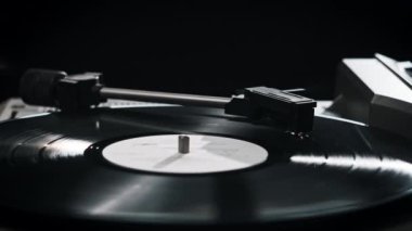 Vinil plak, retro turntable 'da dönüyor. İğne, vinil kapağa değiyor. El, vinil plak açar. Stylus plaklara düşüyor. Vinil plak çeviriyorum. Retro müzik çalıyorum. 4K