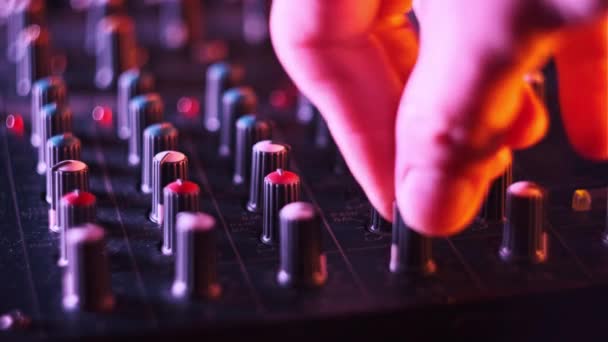 Pulsanti Regolazione Manuali Maschili Sul Mixer Audio Primo Piano Con — Video Stock