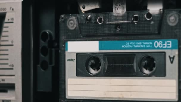 录音机里的盒式磁带是在特写时播放的 播放盒式磁带 复古留声机中的复古录音 录制或重放对话 复古磁带卷轴在甲板上旋转 80年代 — 图库视频影像