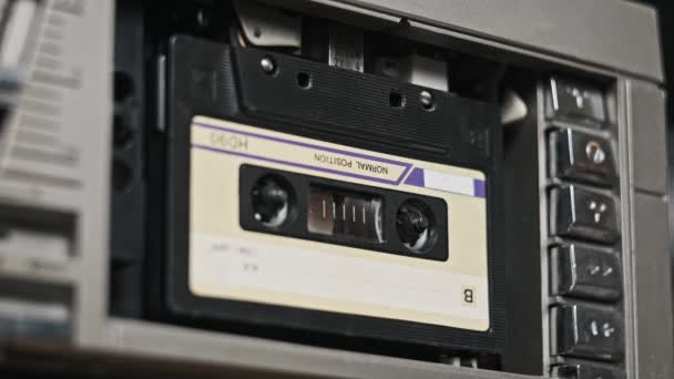 录音带录音机回放 插入并弹出老式盒式磁带特写 复古录音机 播放旧磁带的录音机 复古磁带卷轴在甲板上旋转 Rec Conversations Calls Archive 80年代 — 图库视频影像