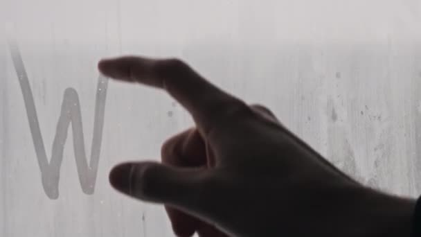 Dessin Mot Doigt Hiver Sur Une Fenêtre Brumeuse Pendant Les — Video