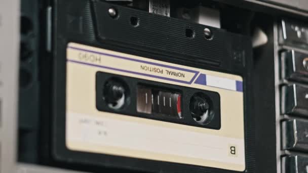 Odtwarzanie Magnetofonu Odtwarzam Starą Kasetę Bliska Vintage Dźwięk Płyty Odtwarzaczu — Wideo stockowe