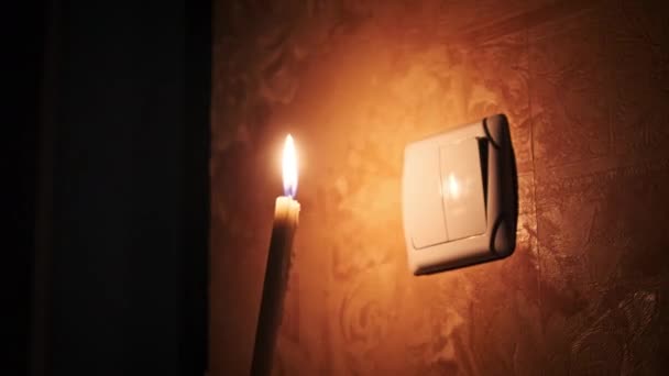 Μπλακάουτ Αναμμένο Κερί Ένα Σκοτεινό Δωμάτιο Κοντά Ένα Διακόπτη Στον — Αρχείο Βίντεο