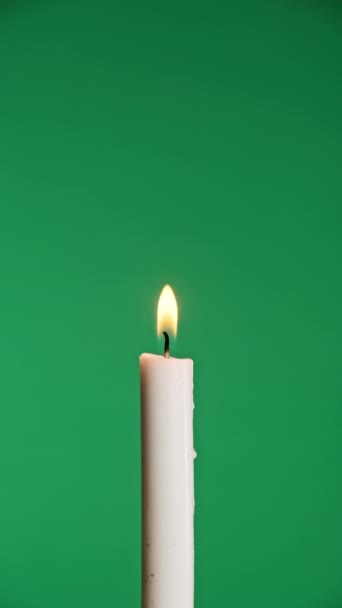 Κάθετη Ένα Κερί Καίει Ένα Πράσινο Φόντο Φλόγα Κεριού Στο — Αρχείο Βίντεο