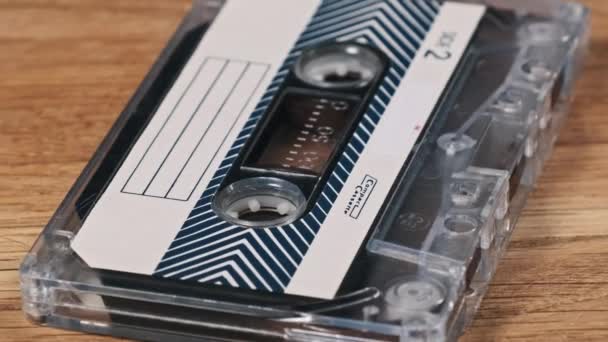 Vintage Ljudkassett Ligger Och Roterar Ett Träbord Närbild Vintage Ljudband — Stockvideo