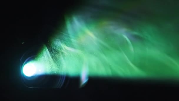 Projektorn Avger Flerfärgade Ljusa Strålar För Filmsändningar Ljusövergångar Prisma Effekter — Stockvideo