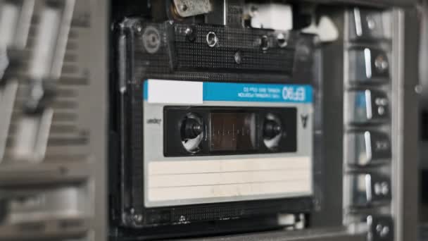 盒式磁带在复古录音机中变化 许多不同颜色的盒式磁带在磁带甲板上播放 老式磁带卷轴在录音机中旋转 留声机 音乐80 90年代 — 图库视频影像