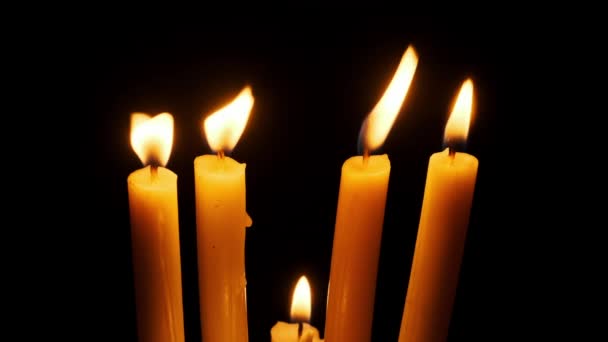 Pět Svíček Hořících Zhasnutých Černém Pozadí Kopírujte Prostor Plameny Svíček — Stock video