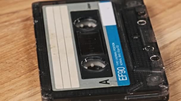 Ljudkassetten Roterar Träyta Närbild Gamla Vintage Ljudkassett Ligger Ett Träbord — Stockvideo