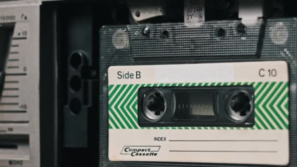 오디오 테이프 레코더 오래된 오디오 카세트 클로즈업 레트로 플레이어에서 빈티지 — 비디오