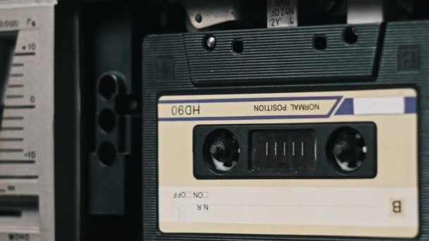 Tonbandgerät Spielt Alte Audiokassetten Nahaufnahme Retro Recorder Plattenspieler Spielt Ein — Stockvideo