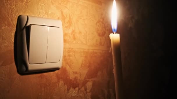 Holding Brændende Stearinlys Mørkt Rum Nær Lyskontakt Blackout Strømsvigt Energikrise – Stock-video