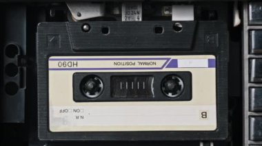 Ses kayıt cihazı. Klasik ses kasedini yakın plan. Retro kaydedici. Eski bir kaseti dinlettim. Retro bantlar güvertede döner. Rec sohbetleri, aramalar, arşiv, 80 'ler, nostaljik 4K