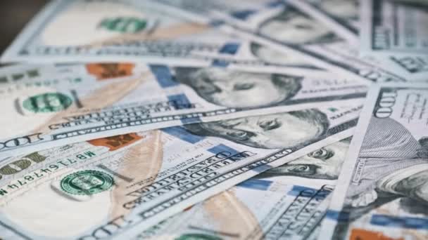 Högen Med Hundratals Amerikanska Dollarsedlar Roterar Sakta Närbild Dollar Snurrar — Stockvideo