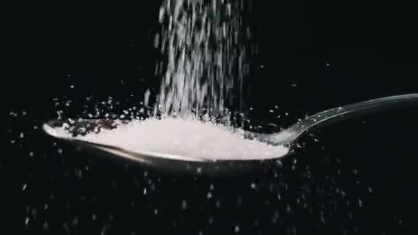 Socker Häller Sked Svart Bakgrund Slow Motion Närbild Uppfattat Utrymme — Stockvideo