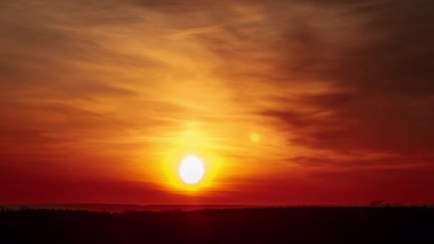 暗いドラマチックな雲 ティメラプスでオレンジ色の空の驚くべき夕日 4Kについて 明るい太陽が地平線の上に沈んでいる カラフルな夕日 壮大な雲 バリエーションカラー タイムラプス サンダウン — ストック動画
