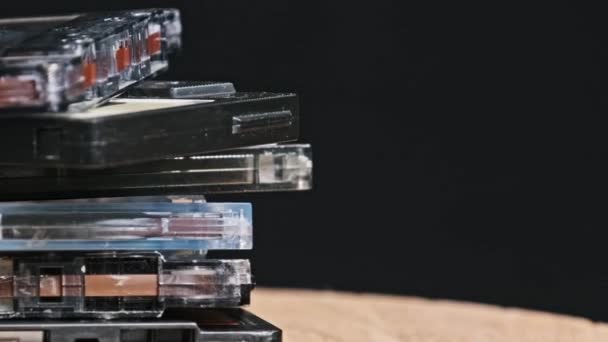 Многие Аудиокассеты Сложенные Кучу Вращаются Черном Фоне Крупным Планом Различные — стоковое видео