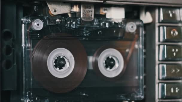 Odtwarzanie Magnetofonu Odtwarzanie Starego Przezroczystego Zbliżenia Kasety Audio Vintage Dźwięk — Wideo stockowe
