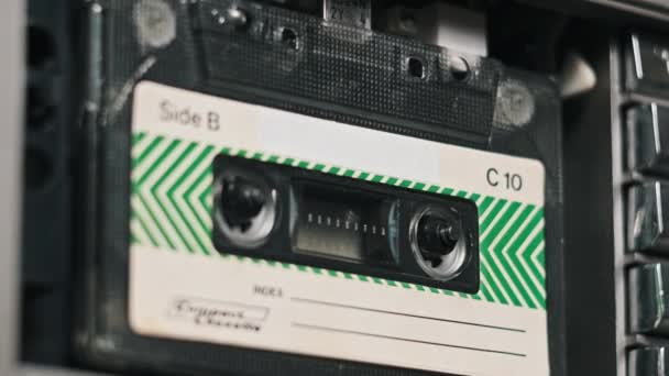 录音带录音机回放老式盒式磁带的特写 复古录音机 播放旧磁带的录音机 复古磁带卷轴在甲板上旋转 Rec会话 80年代 — 图库视频影像