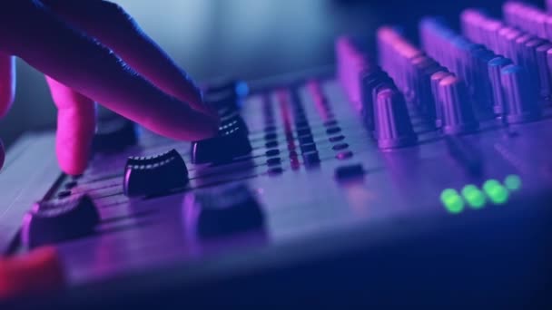Maschio Mano Regolazione Fader Giù Sul Mixer Audio Luce Neon — Video Stock