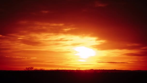 Pôr Sol Timelapse Acima Horizonte Céu Laranja Com Nuvens Dramáticas — Vídeo de Stock