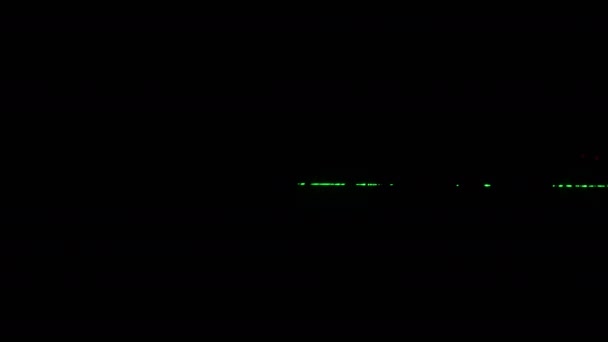 黒い背景の煙のクローズアップの緑色レーザービーム 1つのパワーレーザー光が霧の中で輝いています 暗闇の中を切断する明るいパワーレーザー 研究の概念 — ストック動画