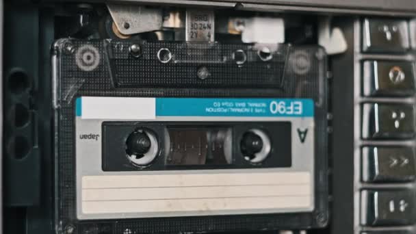 Zvuková Kazeta Magnetofonu Přehrává Zblízka Přehrávám Audio Kazetu Ročník Nahrávání — Stock video