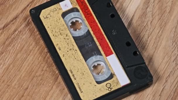 Een Vintage Audiocassette Ligt Draait Een Houten Tafel Close Vintage — Stockvideo