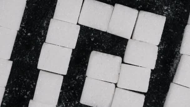 シュガー迷路 多くの砂糖キューブは 黒い背景にラビリンスの形状で折られています 砂糖中毒 不健康な食事 太りすぎ 糖尿病 問題解決 精神的健康を概念する — ストック動画