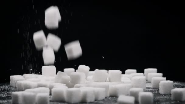Κύβοι Ζάχαρης Πέφτουν Στο Περιστρεφόμενο Τραπέζι Αργή Κίνηση Από Κοντά — Αρχείο Βίντεο