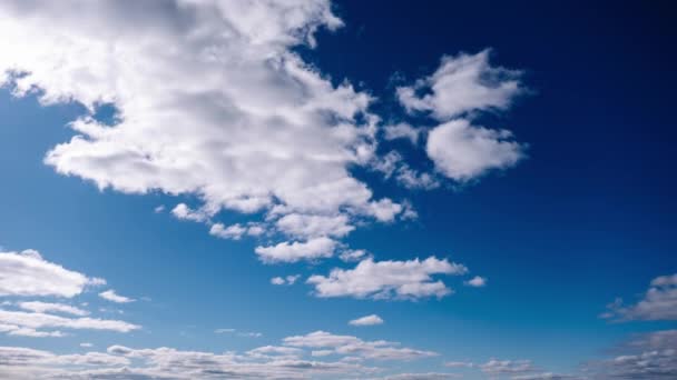 Timelaps Van Cumulus Wolken Beweegt Blauwe Lucht Achtergrond Van Licht — Stockvideo