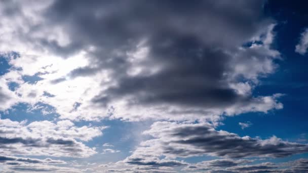 큐뮬러스 구름의 타임랩스는 하늘에서 움직입니다 무거운 진정한 구름의 배경은 공간에서 — 비디오