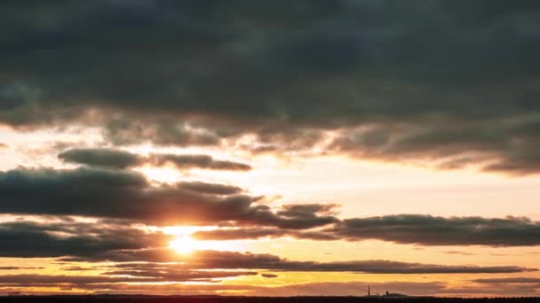 Turuncu Gökyüzünde Dramatik Bulutlarla Ufukta Gün Batımının Zamanlaması Bin Parlak — Stok video