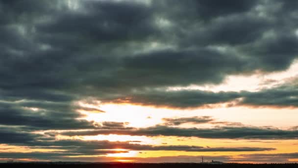 Тімелапс Захід Над Горизонтом Помаранчевому Небі Драматичними Хмарами Яскраве Сонце — стокове відео
