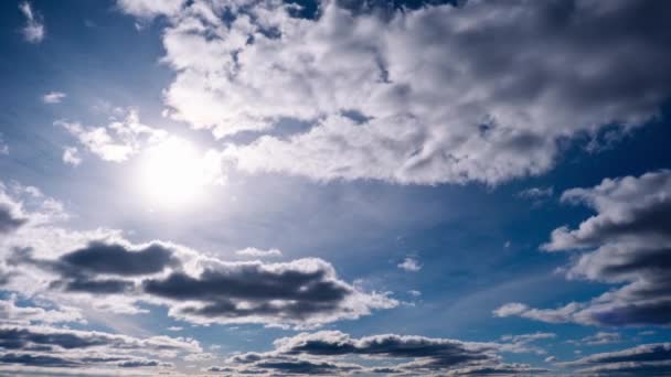 Timelaps Van Cumulus Wolken Beweegt Blauwe Lucht Achtergrond Van Licht — Stockvideo
