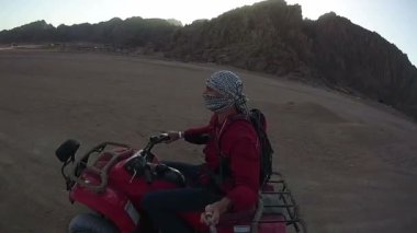 Mısır Çölü 'nde Dörtlü bisiklete binmek. ATV sürüyorum. ATV 'lerde çöl off-road maceraları. Aksiyon kamerasında birinci şahıs görünümü.