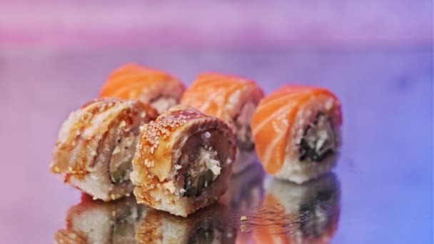 Umieścić Jedną Rolkę Sushi Zestawie Pomocą Kijów Sushi Zbliżenie Gotowy — Wideo stockowe