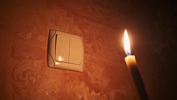 Stromausfall Brennende Kerze Einem Dunklen Raum Neben Einem Lichtschalter Der — Stockvideo