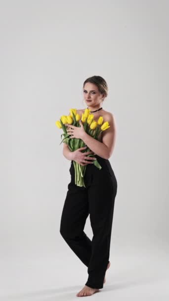 Uma Jovem Mulher Vestida Com Traje Preto Elegante Embala Calorosamente — Vídeo de Stock