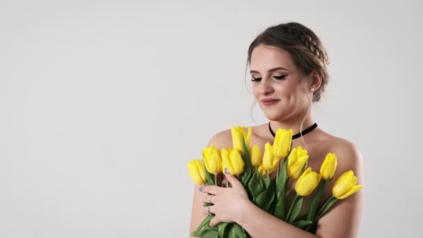 Beautiful Young Woman Makeup Holds Bouquet Yellow Tulips Her White — Stock Video