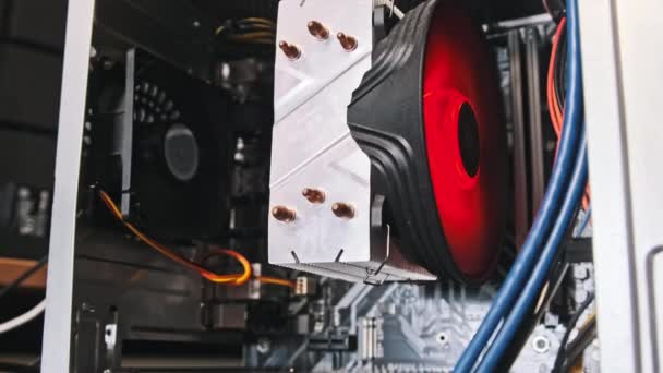 Освещённый Красный Вентилятор Выделяется Системе Охлаждения Процессора Компьютера Установка Охлаждения — стоковое видео