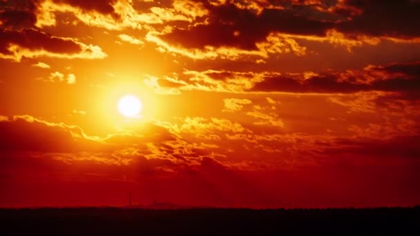 オレンジ色の空の地平線の上のタイムラプスサンセット 劇的な雲 4Kについて 明るい太陽が地平線の上に沈んでいる エピック 鮮やかな色 タイムラウンド サンダウン — ストック動画
