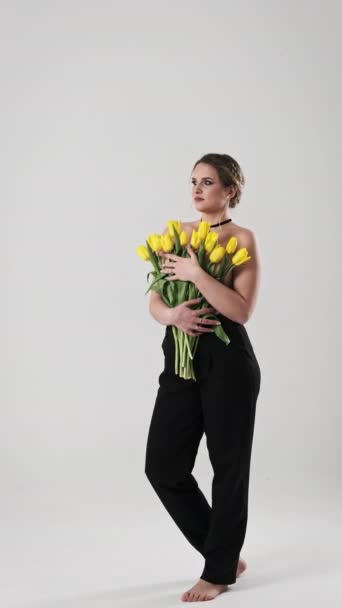 Une Jeune Femme Tenue Noire Embrasse Avec Amour Bouquet Tulipes — Video