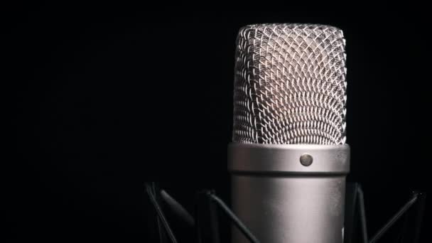 Stúdió Mikrofon Forog Egy Fekete Háttér Közelkép Kondenzátor Mikrofon Rácsfelülete — Stock videók