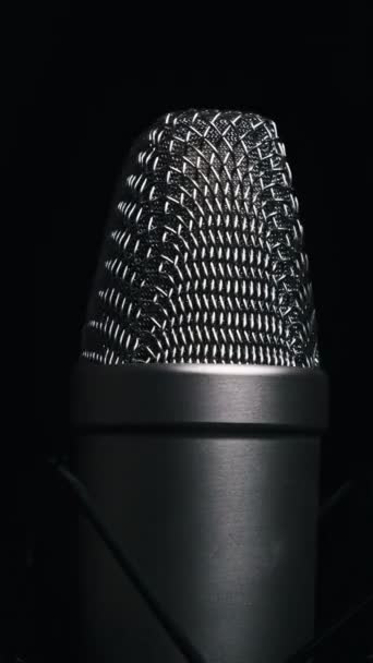 Microfone Condensador Estúdio Gira Sobre Fundo Preto Close Grade Cromada — Vídeo de Stock