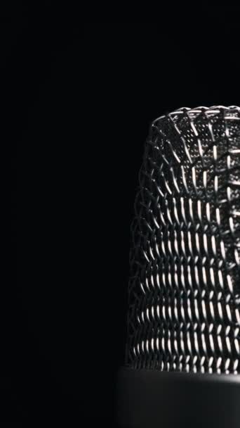 Mikrofon Kondensor Studio Berputar Pada Latar Belakang Hitam Close Krom — Stok Video